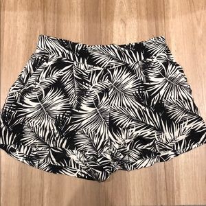 Patterned short